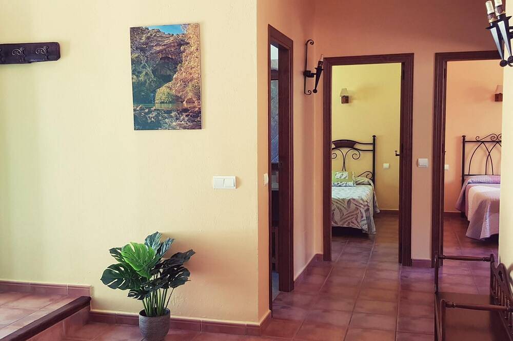Alojamiento Rural con piscina frente a la Cueva del Gato, a 9 km de Ronda. in Benaoján, Provincia de Málaga