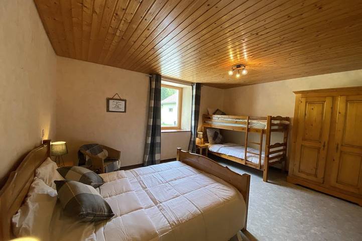 Gîte pour 11 personnes, avec terrasse et jardin à Morbier - 3