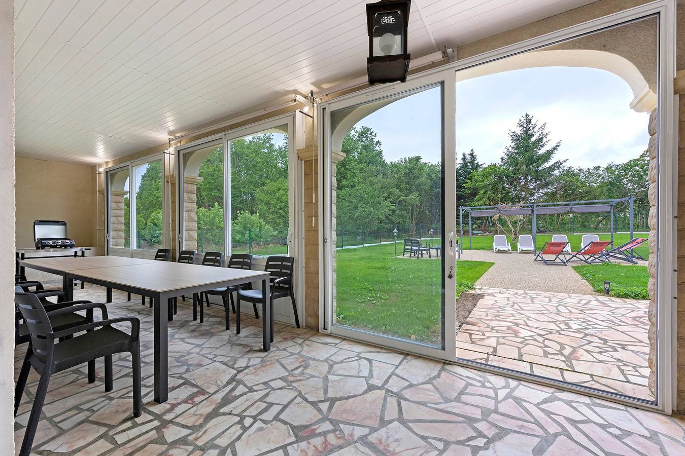Casa vacacional «La Guinguette Du Bois» con terraza privada, jardín privado y Wi-Fi in La Caillère-Saint-Hilaire, Fontenay-le-Comte