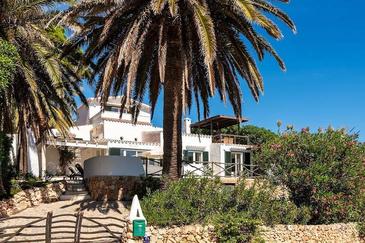 Casa vacanza per 10 persone, con balcone e piscina nonché giardino a Binibeca