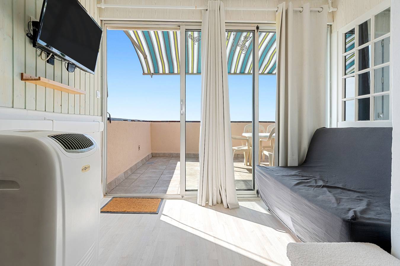 Apartamento entero, Apartamento 'Montsant' con vistas al mar, terraza privada y aire acondicionado. in Creixell, Costa Dorada