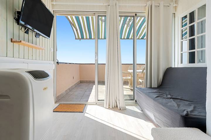 Appartement entier, Appartement 'Montsant' avec vue sur la mer, terrasse privée et climatisation. in Creixell, Costa Dorada