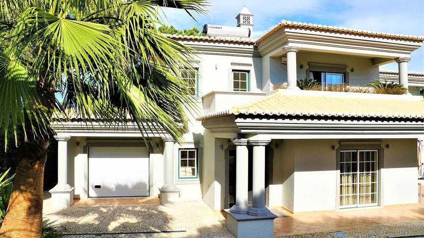 Villa pour 8 personnes, avec piscine ainsi que jardin et balcon dans Quinta do Lago