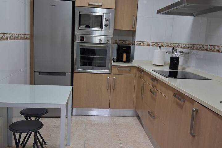 Entire apartment, Comfy Apartment with Wi-Fi & Full Kitchen in Piélagos, Cantabrian Coast