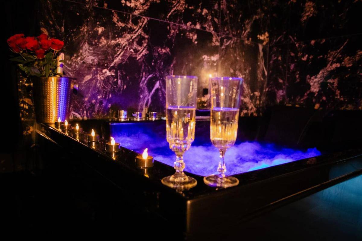 Appartement entier, L'Aphrodite, Suite de Luxe - Love room - Jacuzzi in Homécourt, Meurthe-et-Moselle