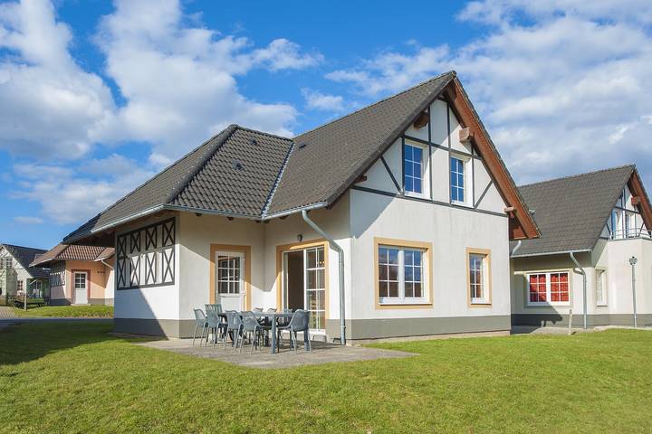 Ferienhaus für 12 Personen, mit Balkon/Terrasse und Terrasse sowie Garten und Pool in Ediger-Eller