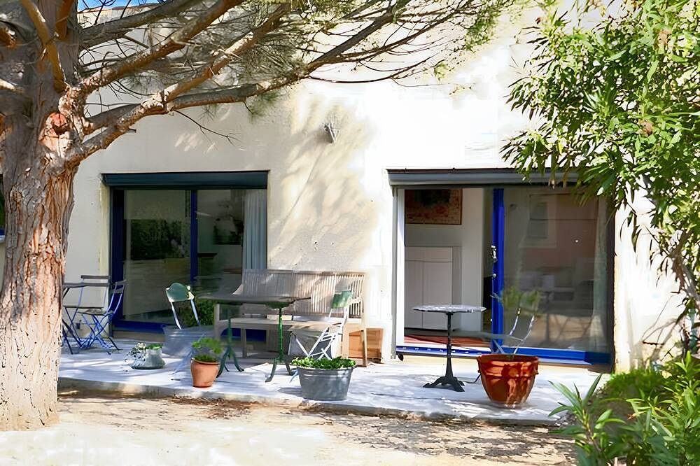 Entire apartment, Homerez - Apartment in Saint-Quentin-la-Poterie. in Saint-Quentin-la-Poterie, Nimes region