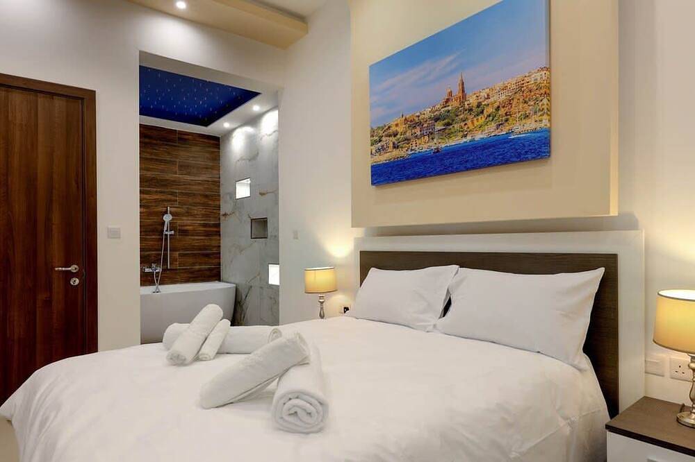 Ganze Wohnung, Gem Beachfront Apt with Amazing Bay and Sea Views in Birżebbuġa, Insel Malta