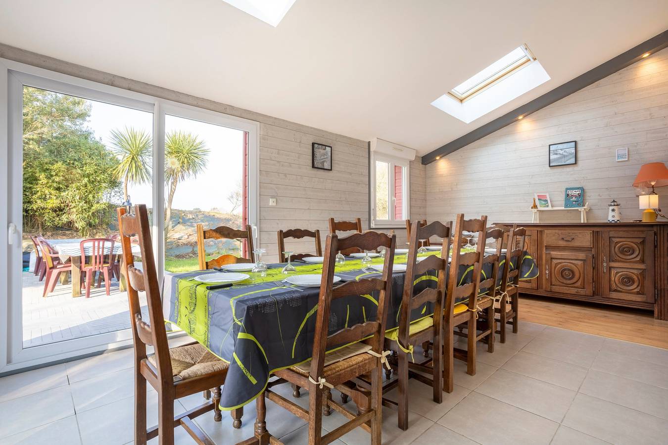 Maison de vacances 'Grande Maison À 5min Des Plages' avec piscine partagée, terrasse et jardin privé in Pouldreuzic, Côte de Cornouaille