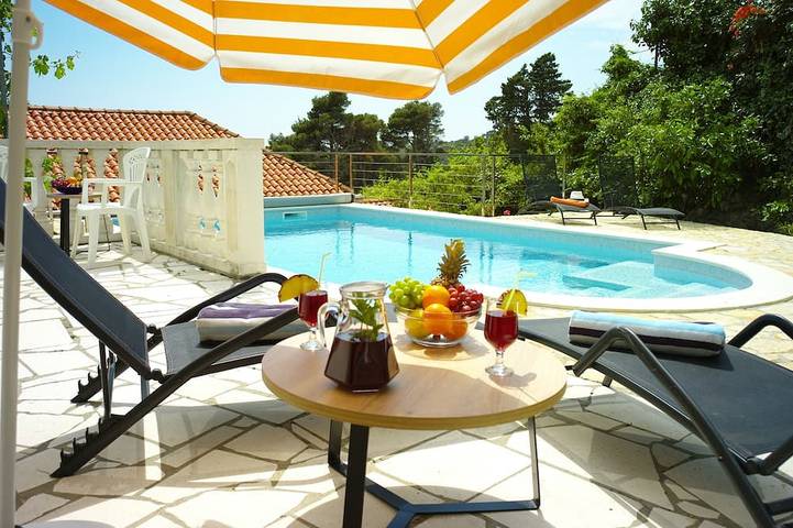 Villa for 13 people, with terrace in Mlini