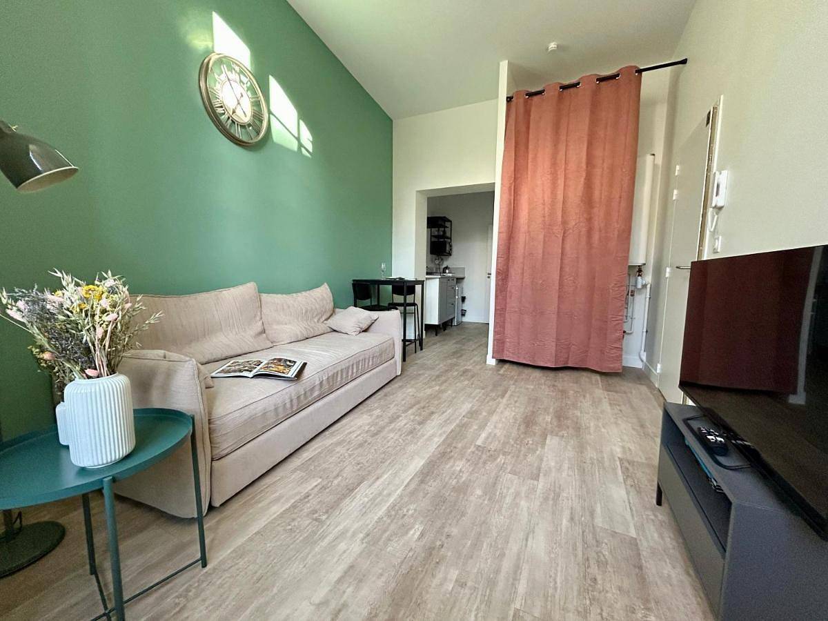 Appartement entier, One-Bedroom Apartment in Beaufort-en-Vallée, Région d'Angers