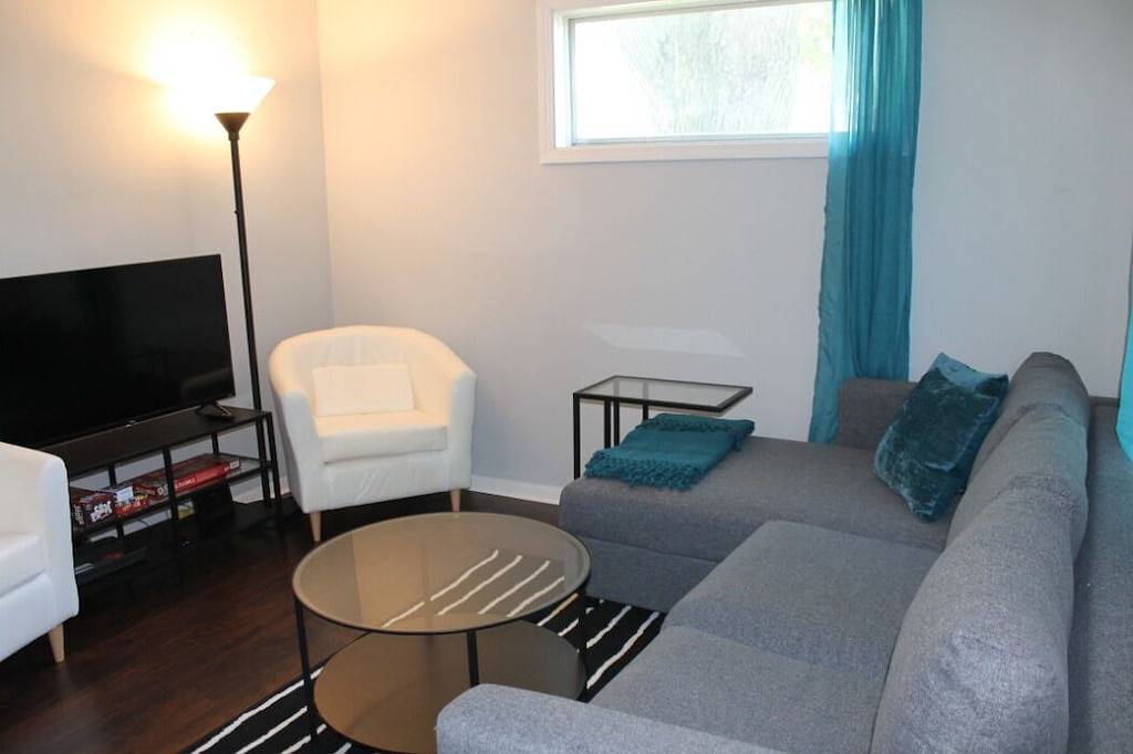 Pet-Friendly Hp Home: 3 Bedrooms, Fast Wifi, Near Downtown Ferndale in Hazel Park, Oakland County