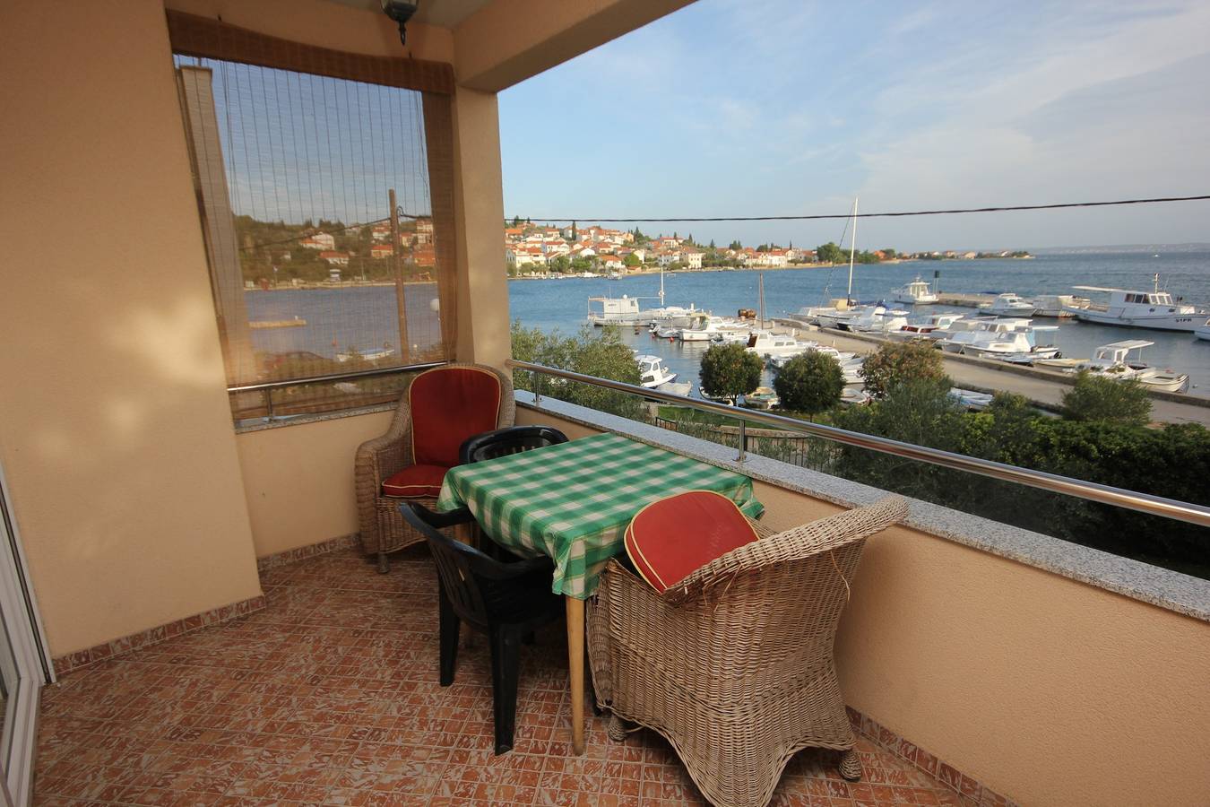Apartamento entero, Apartamento de una habitación con terraza y vista al mar Preko, Ugljan A-8315-f in Preko, Isla de Ugljan