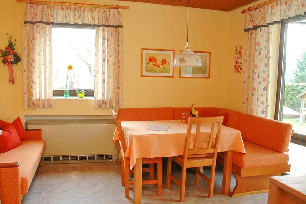 Ganze Wohnung, Komfortable Ferienwohnung mit 2 getrennten Schlafzimmern für bis zu 4 Personen in Bischofsmais, Ostbayern