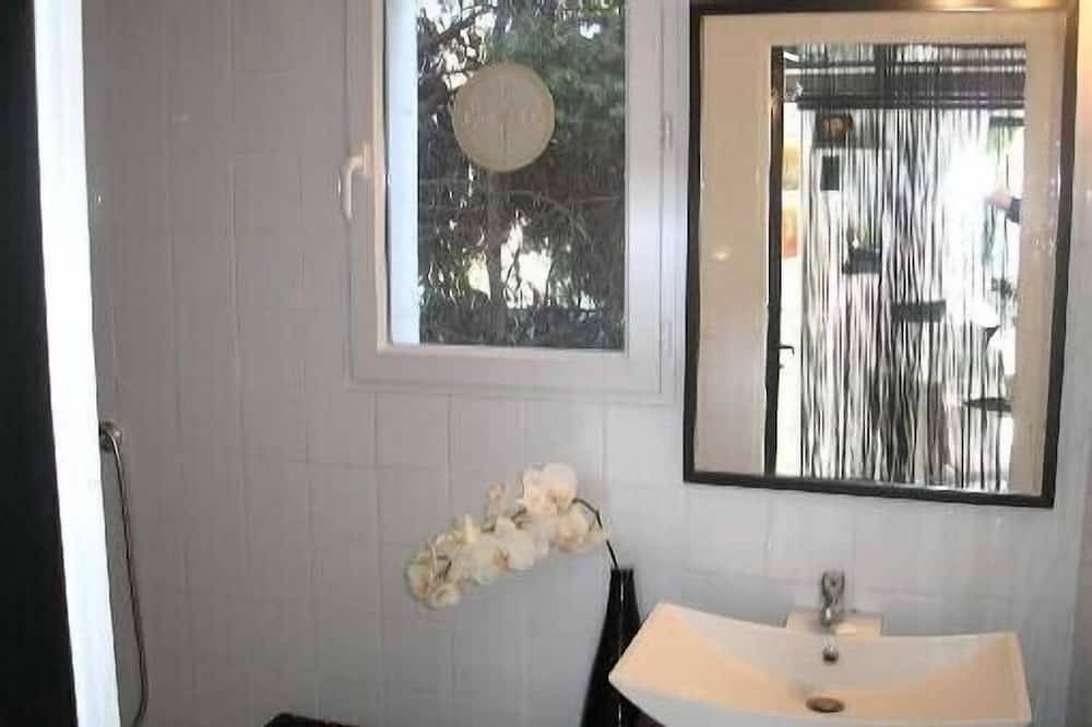 Künstlerhaus mit Terrasse, Zugang zum mediterranen Garten und Pool in Pignan, Côte d'Améthyste