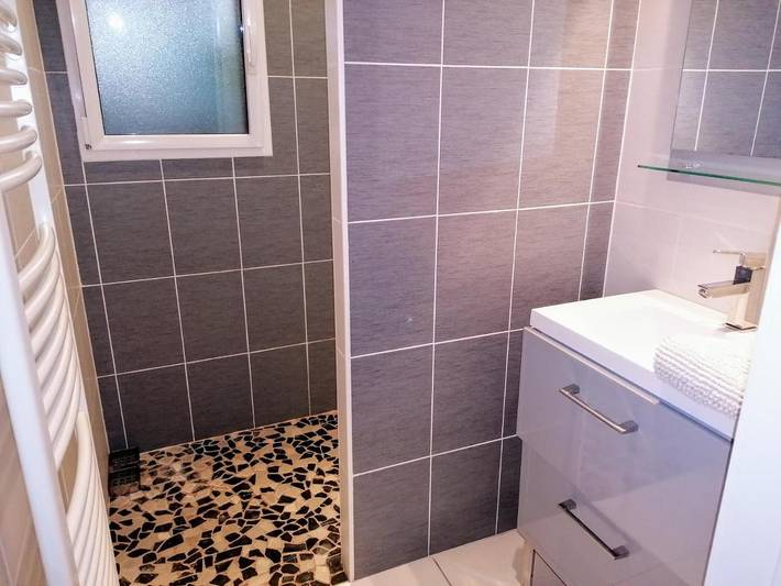 Gîte pour 2 personnes, avec piscine ainsi que bassin pour enfant et jardin, adapté aux familles dans Plan D Eau De La Cantache - 4