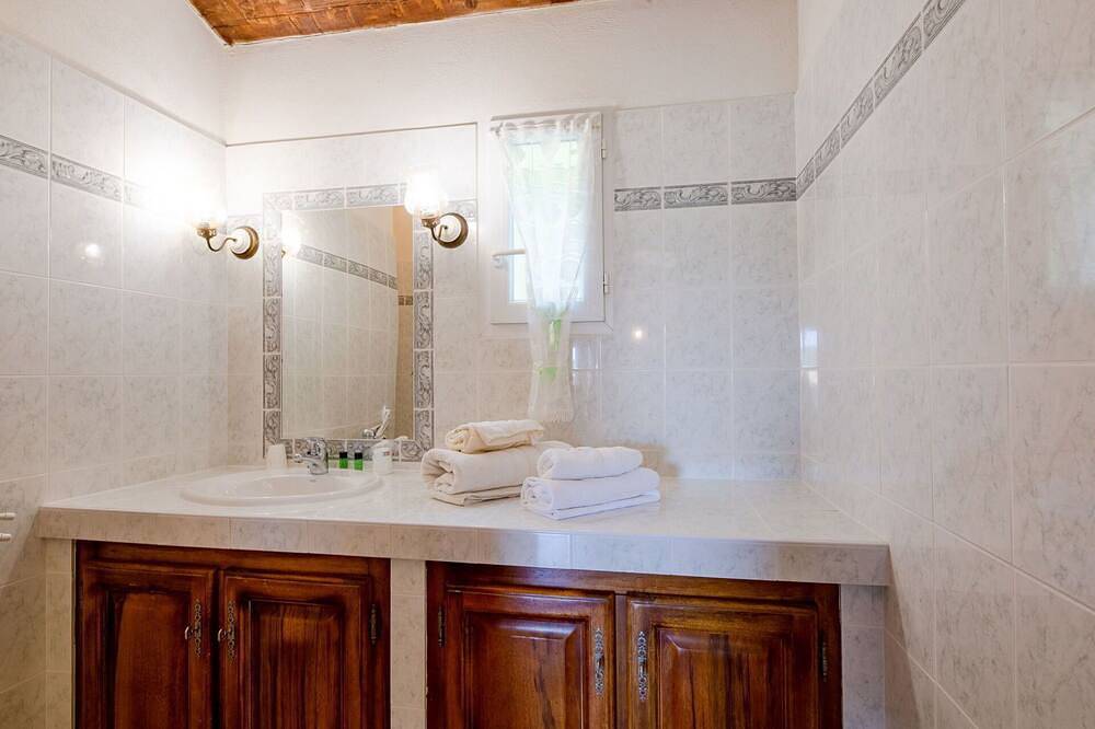 Gemütliche Wohnung in einem Ferienhaus mit  W-Lan, Tv, Balkon, Haustiere erlaubt und Panoramablick in Bauduen, Brignoles Region