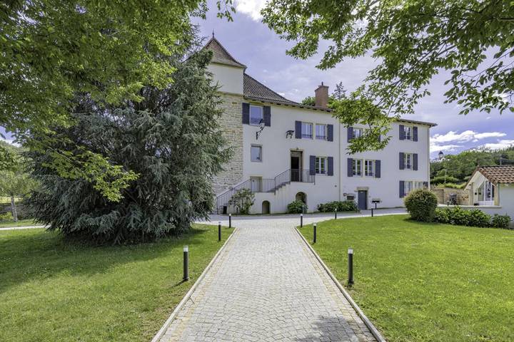 Gîte pour 10 personnes, avec Terrasse et Jacuzzi ainsi que Jardin et Piscine