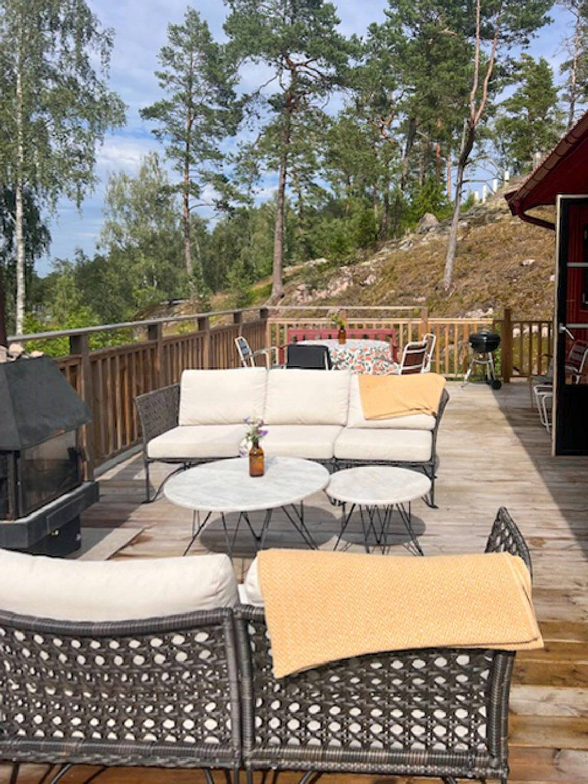 Archipelhaus mit Terrasse auf einer malerischen Anhöhe in Stockholmer Schärengarten