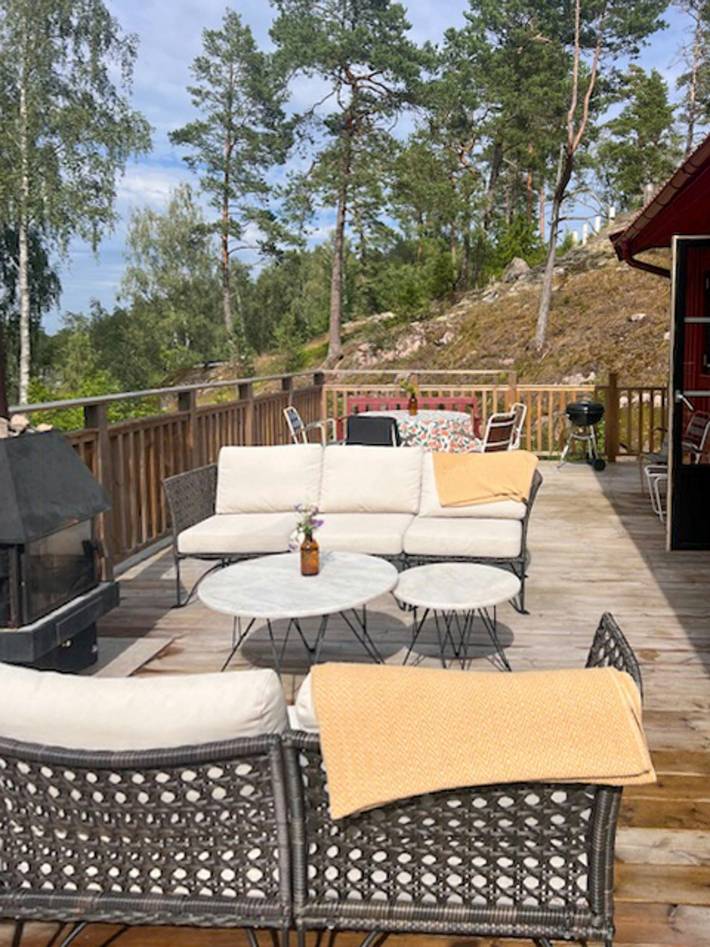 Skärgårdshus med terrass på naturskön höjd in Stockholms skärgård