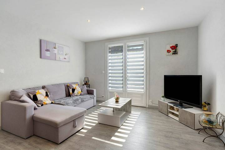 Entire apartment, Apartment "Gîte Aurives" with Mountain View, Shared Terrace and Wi-Fi in Le Cheylard, Parc naturel régional des Monts d'Ardèche