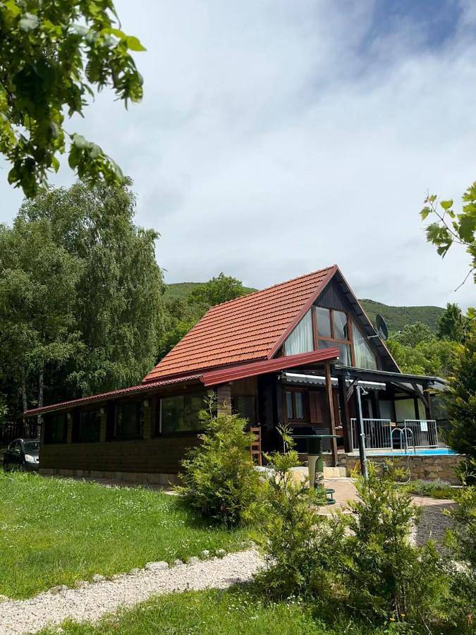 Gîte pour 6 personnes, avec jardin et vue sur le lac ainsi que vue et piscine en Croatie