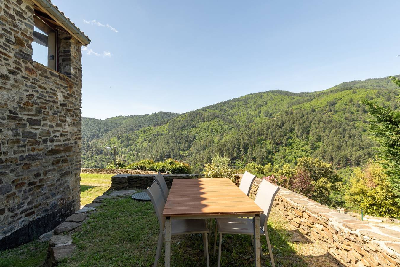 Maison de vacances 'Gite Des Ressources' avec vue sur les montagnes, piscine partagée et Wi-Fi in Malbosc, Parc naturel régional des Monts d'Ardèche