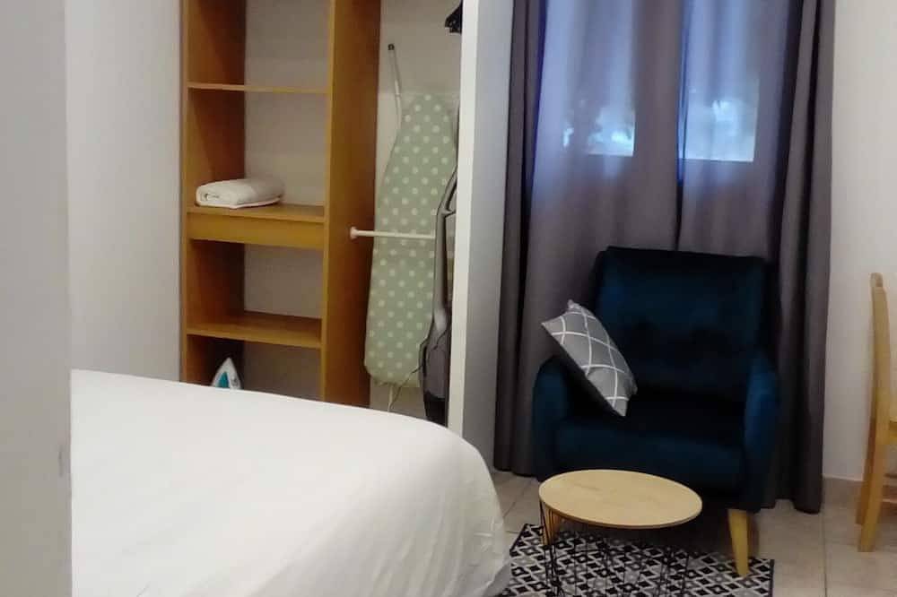 Apartamento entero, Clamart apartment 200 m from the T6 streetcar station Pave Blanc with separate kitchen in Clamart, Altos del Sena