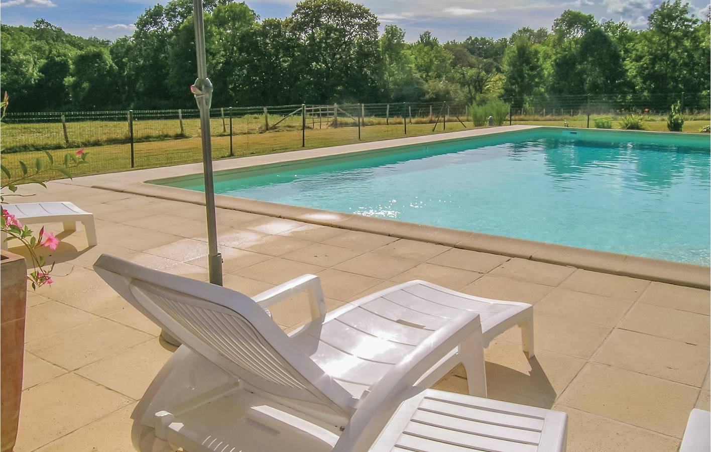 206 m² große Wohnung mit Parkplatz, TV, Pool und Fluss in der Nähe in Saint-Maixent-de-Beugné, Niort und Umgebung