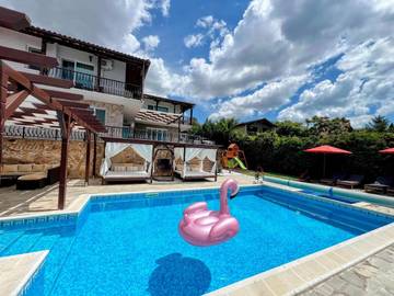 Villa pour 19 personnes, avec piscine ainsi que jardin et jacuzzi en Bulgarie
