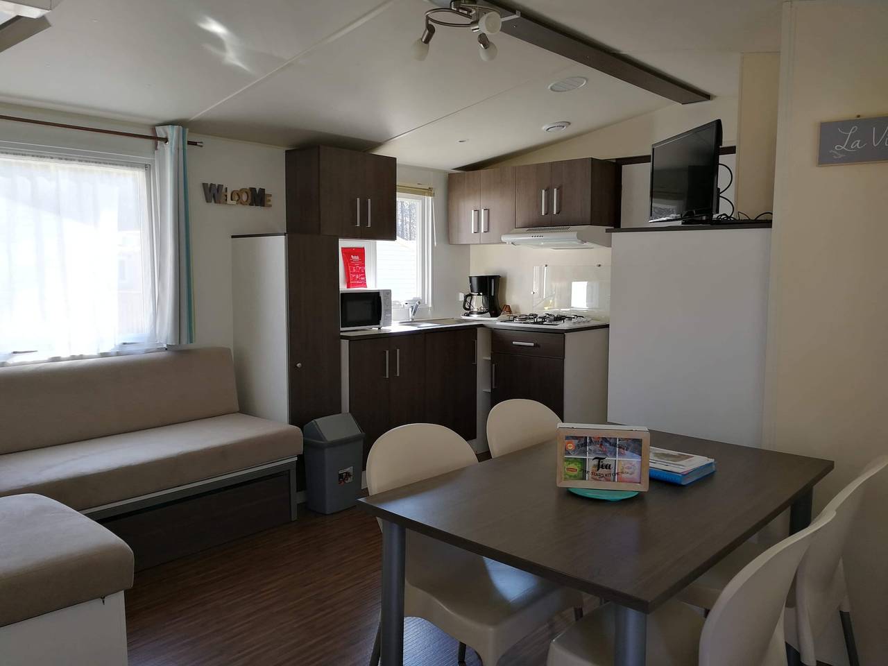 Mobil Home 'Du Soleil - Contis' con piscina compartida, terraza y Fun Pass incluido in Saint-Julien-en-Born, Côte d’Argent