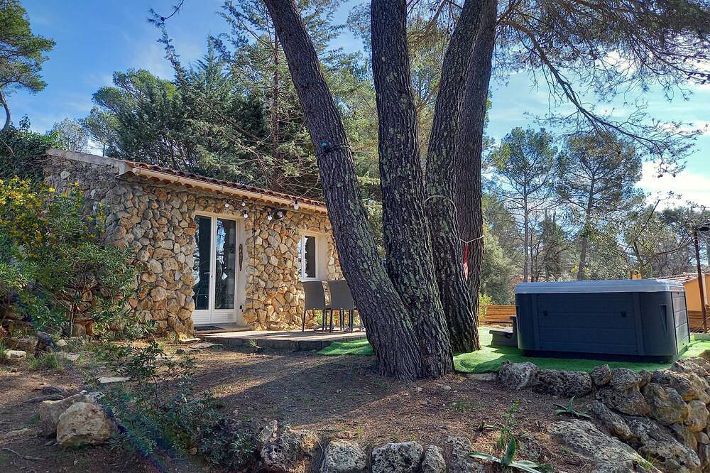 Gîte with private Jacuzzi in the heart of Provence Côte d'Azur in Saint-Antonin-du-Var, Brignoles Region