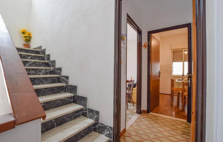 Entire holiday apartment, Beachside Apartment with A/C, Terrace & Parking in Chianchitta-Pallio, Giardini-Naxos