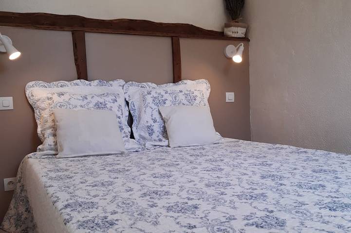 Gîte pour 2 personnes, avec Terrasse ainsi que Jardin et Piscine à Montferrat - 2