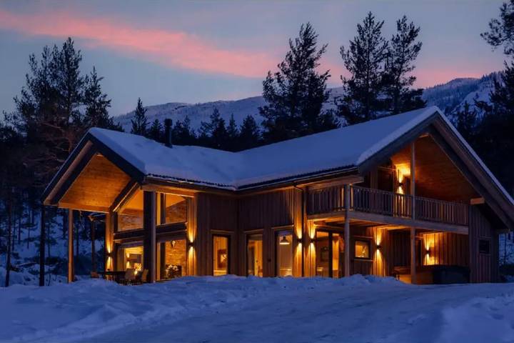 Villa for 10 people, with balcony and sauna as well as garden and hot tub in Norway