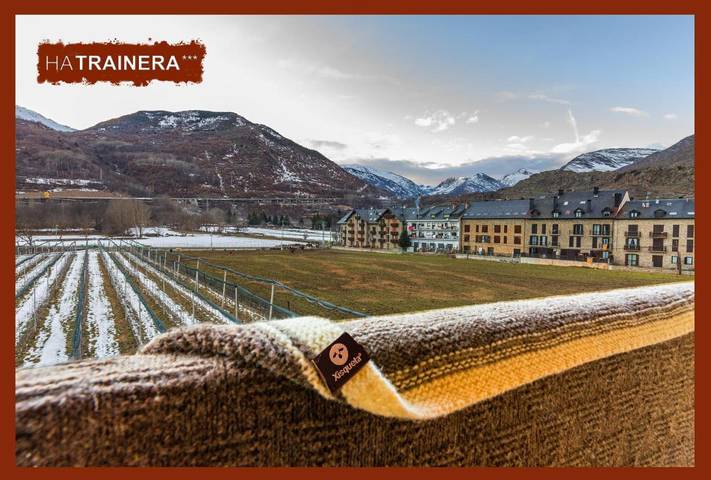 Apartahotel para 2 personas, con vistas y piscina para niños además de sauna y jardín en Pirineo Catalan