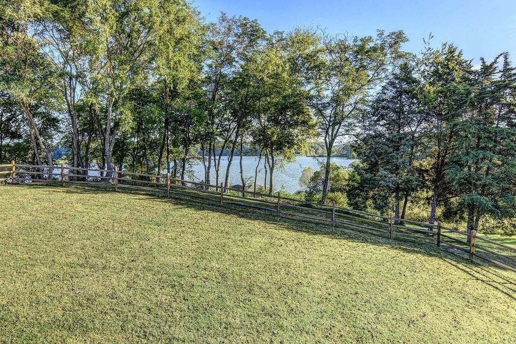 Neue Auflistung! Seeufer & hundefreundliches Zuhause mit Dock, Feuerstelle, Wasserspielzeug in Lake Anna