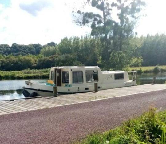Bateau pour 3 personnes, avec vue sur le lac et vue, animaux acceptés dans Montertelot