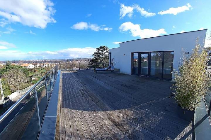 Location de vacances pour 8 personnes, avec Balcon ainsi que Terrasse et Vue à Vernaison