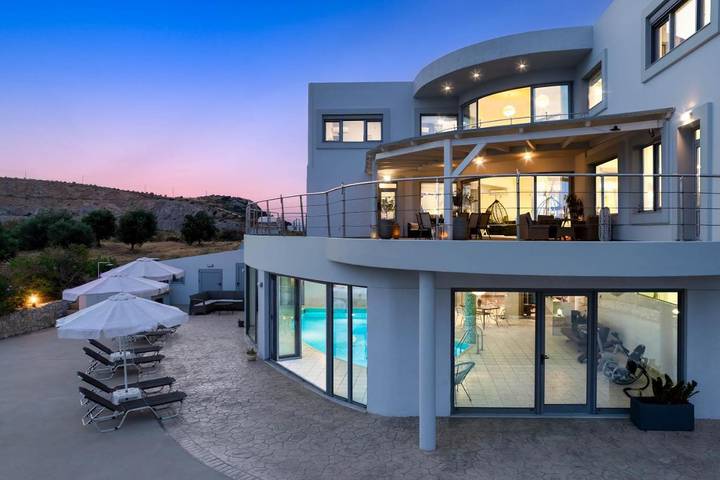 Ferienhaus für 12 Personen, mit Balkon und Whirlpool sowie Terrasse und Garten