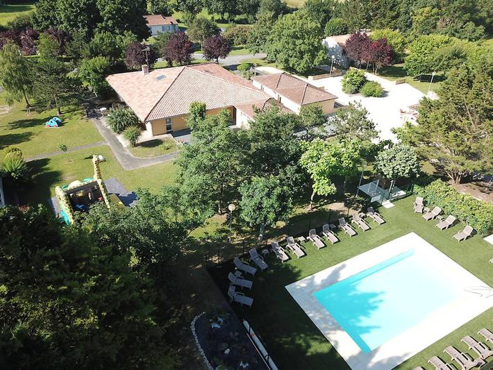 Chalet pour 4 personnes, avec piscine et jardin, animaux acceptés