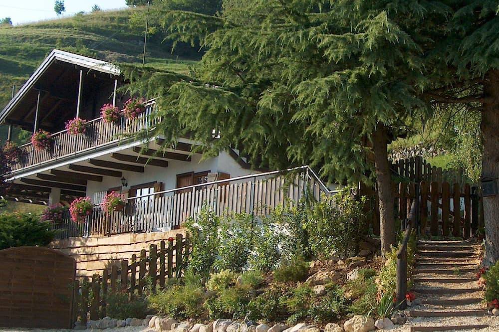 Bella, spaziosa casa di famiglia in un grazioso villaggio di montagna, vicino al Lago di Garda in Marmentino, Prealpi Gardesane