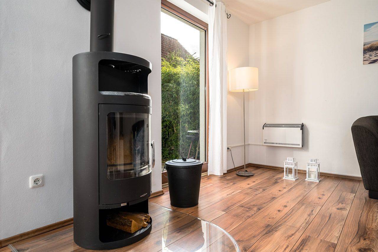 Modernes Ferienhaus mit Kamin, Terrasse, kleinem Garten und nur 100 m zum Hafen in Rechlin, Müritz