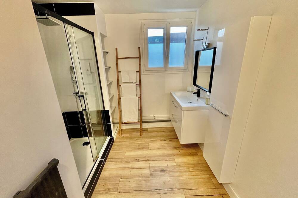 Entire apartment, ✈️🚆Large T2 Ground floor Hyper center - Shuttle* & Sauna* + 🅿️Parking in Beauvais, Oise