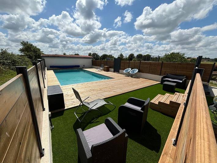 Gîte pour 2 personnes, avec Terrasse ainsi que Jardin et Piscine à Étusson - 2