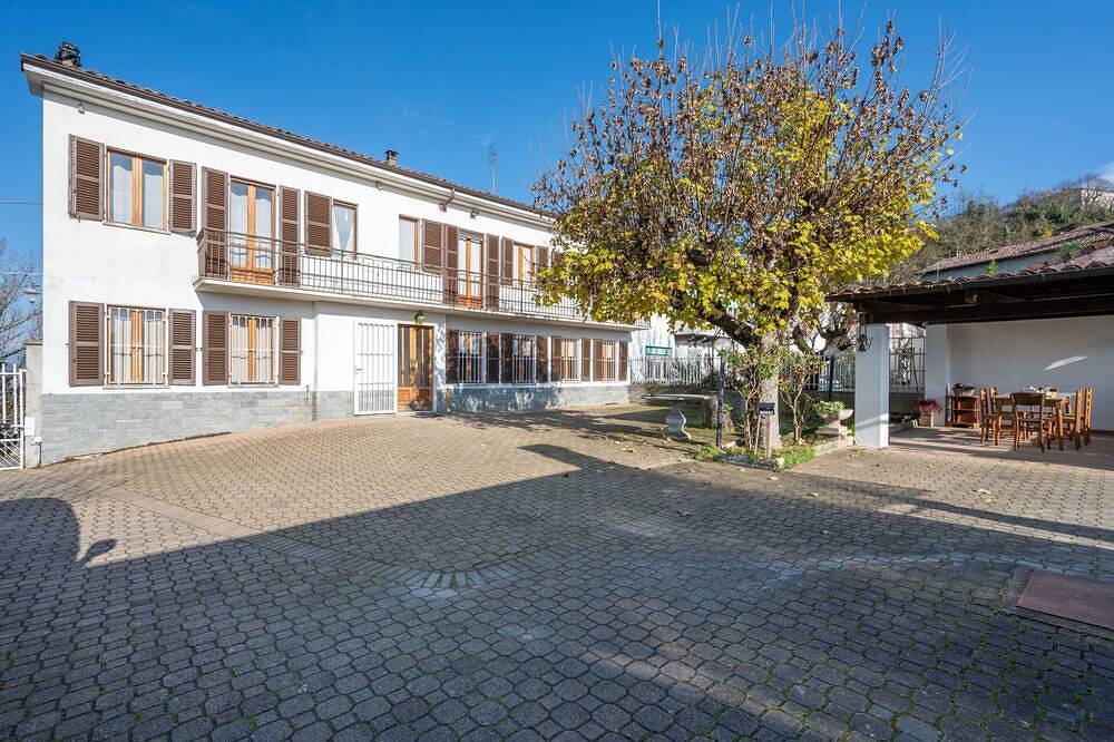 Caratteristica villa indipendente con piscina privata, WIFI, TV, patio e animali ammessi in Rocca d'Arazzo, Provincia d'Asti