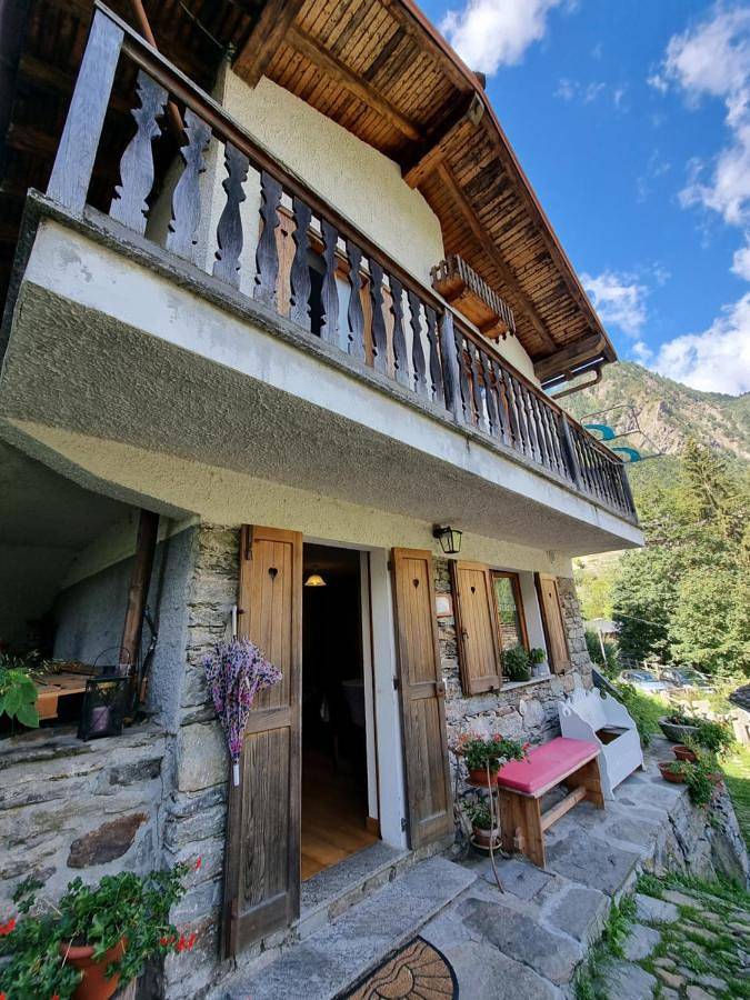 Location de vacances pour 9 personnes, avec balcon et vue à Riva Valdobbia