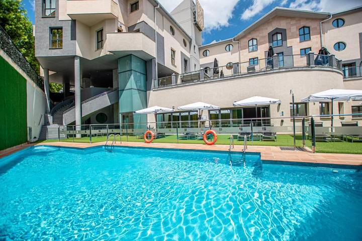 Hôtel pour 2 personnes, avec piscine ainsi que terrasse et vue - 1