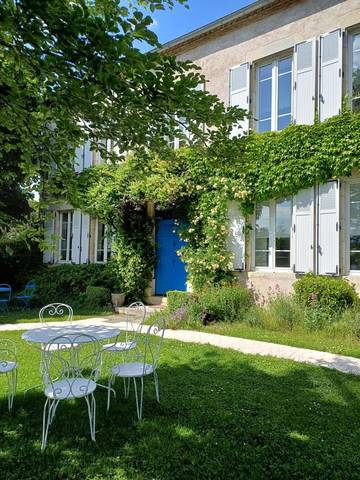 Chambre d’hôte pour 2 personnes, avec vue ainsi que piscine et jardin, animaux acceptés dans le Puy-de-Dôme