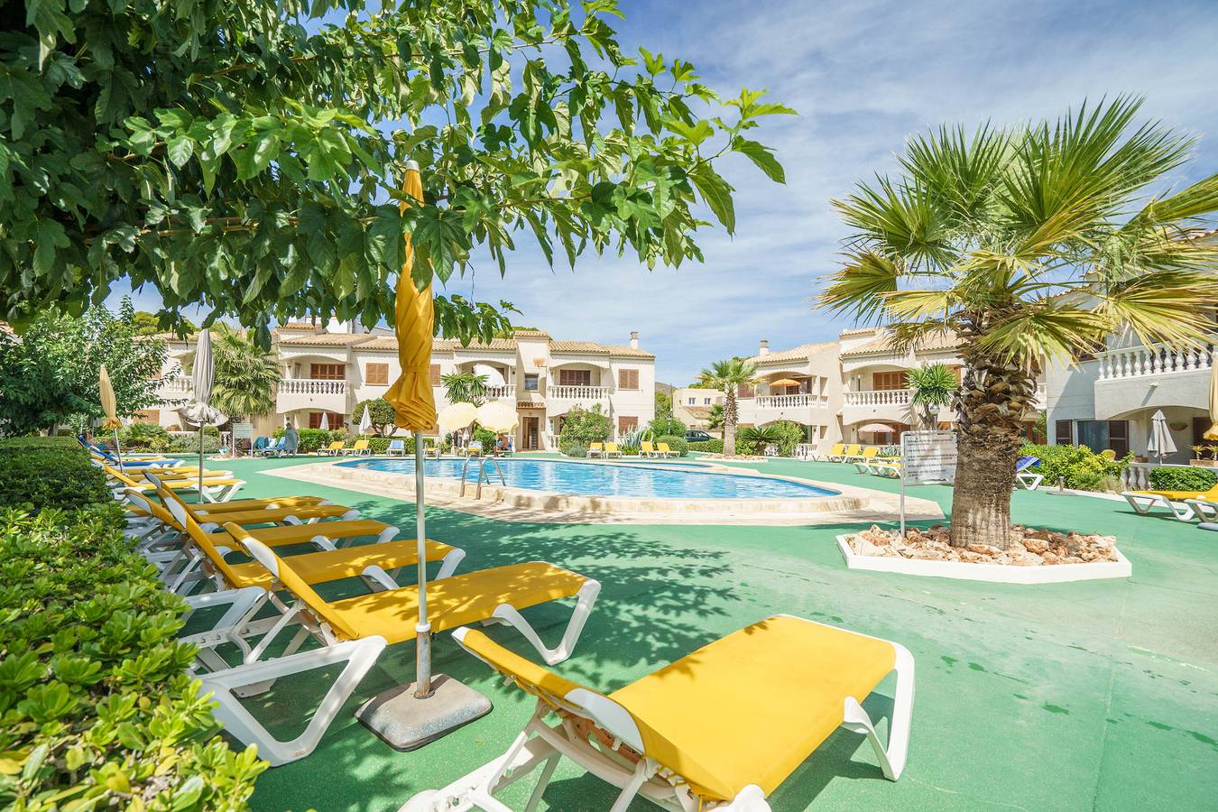 Apartamento entero, Apartamento 'Apartamento Flora' con piscina compartida, terraza privada y Wi-Fi in Cala Rajada, Capdepera